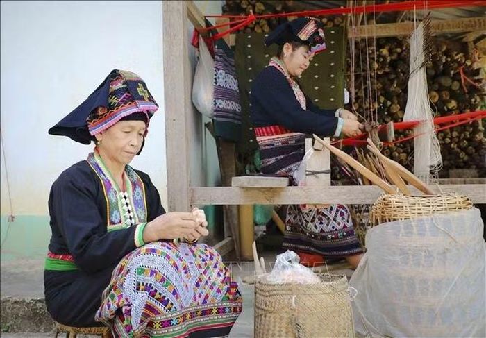 Không gian dệt thổ cẩm tại một gia đình ở bản Pa Xa Lào, nơi những khung cửi truyền thống vẫn được sử dụng hằng ngày để tạo ra các sản phẩm mang bản sắc văn hóa Lào. Ảnh: Xuân Tư/TTXVN