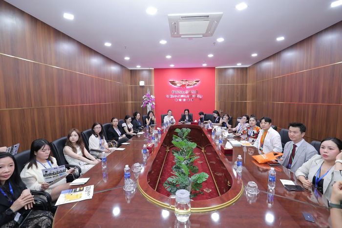 Việc trao đổi kinh nghiệm giữa các bác sĩ Hàn Quốc và Việt Nam giúp nâng cao năng lực đào tạo cho ngành làm đẹp.