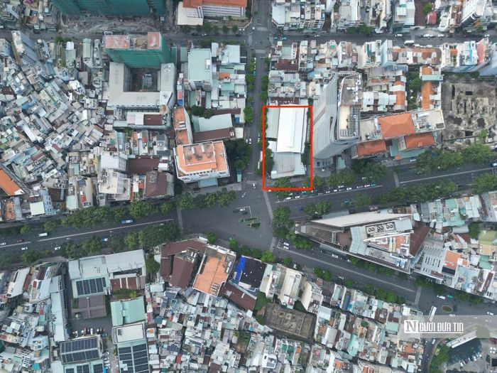 Khu đất số 257 Trần Hưng Đạo nằm tại góc giao giữa đường Trần Hưng Đạo và Nguyễn Khắc Nhu, phường Cầu Ông Lãnh, Tp.HCM. Khu đất có diện tích hơn 2.300m², nằm trên trục đường trung tâm và sở hữu vị trí hai mặt tiền.