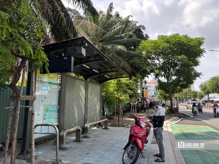 Mặt tiền khu đất 79B Lý Thường Kiệt được quây tôn kín. Phía bên trong, diện tích đất được sử dụng làm nơi đỗ xe ô tô trong thời gian chờ phương án sử dụng tiếp theo.