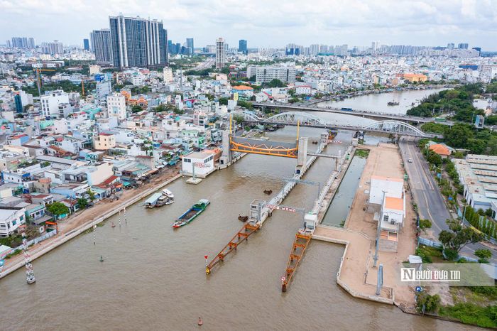 Dự án Giải quyết ngập do triều khu vực Tp.HCM có xét đến yếu tố biến đổi khí hậu (giai đoạn 1) đang được thành phố phối hợp với nhà đầu tư tiếp tục tháo gỡ các vướng mắc để hoàn thiện. Dự án gồm hệ thống cống kiểm soát triều, trạm bơm và các tuyến đê/kè, nhằm kiểm soát ngập cho khu vực rộng khoảng 570 km². Việc xử lý phương án thanh toán hợp đồng BT bằng quỹ đất được kỳ vọng góp phần tháo gỡ điểm nghẽn, tạo cơ sở để dự án sớm hoàn thành và đưa vào vận hành.