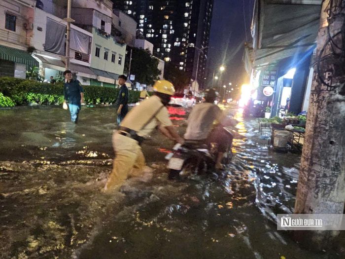 Những ngày qua, tình trạng ngập tại nhiều khu vực thấp trũng của Tp.HCM vẫn diễn biến phức tạp khi xuất hiện mưa lớn kết hợp triều cường. Nhiều tuyến đường có nguy cơ ngập, ảnh hưởng đến giao thông và sinh hoạt của người dân, cho thấy nhu cầu hoàn thiện các công trình kiểm soát triều, chống ngập vẫn rất cấp thiết.