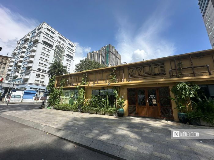 Trước đây, khu đất 257 Trần Hưng Đạo được giao cho Trung tâm Huấn luyện và thi đấu Thể dục thể thao Tp.HCM quản lý. Trong nhiều năm, khu đất chủ yếu được khai thác làm phòng tập gym và một số dịch vụ thương mại. Theo hồ sơ quy hoạch, khu đất có một phần chức năng đất hỗn hợp, một phần đất ở hiện hữu chỉnh trang và phần còn lại là đất giao thông.