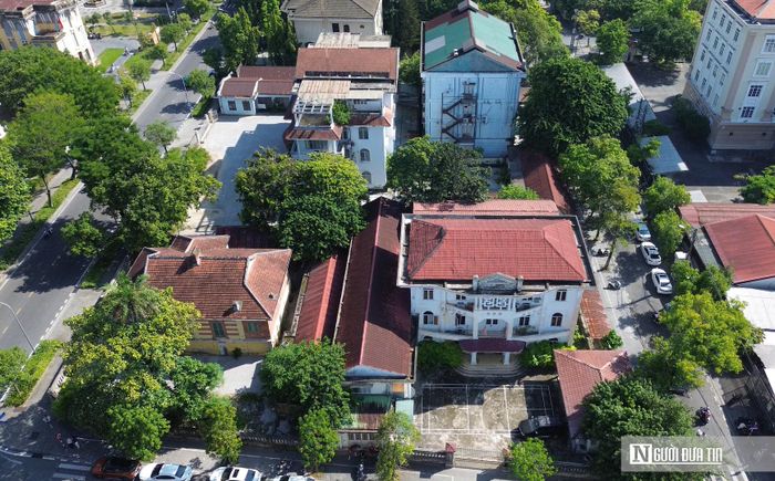 Nhiều tài sản như nhà văn phòng làm việc, nhà để xe, sân cầu lông...gắn liền trên khu đất.