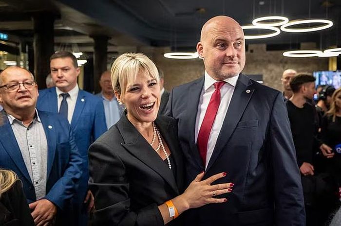 Thủ tướng Latvia Andris Kulbergs và phu nhân Anna phản ứng sau khi kết quả thăm dò cử tri rời phòng bỏ phiếu đầu tiên (exit poll) của cuộc tổng tuyển cử được công bố. Ảnh: BreakingNews.ie