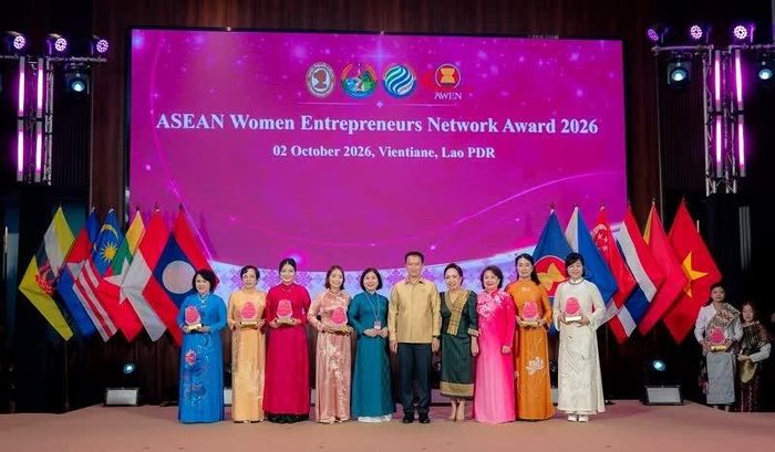 Các đại biểu chúc mừng các nữ doanh nhân Việt Nam nhận giải thưởng Nữ doanh nhân ASEAN xuất sắc năm 2026.