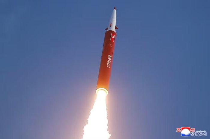 Hình ảnh do KCNA công bố cho thấy một tên lửa tầm trung được phóng trong cuộc tập trận do nhà lãnh đạo Triều Tiên Kim Jong-un giám sát, ngày 3/10. Ảnh: KCNA.
