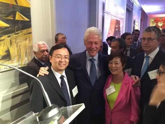 Lý Kha cùng chồng gặp gỡ cựu Tổng thống Mỹ Bill Clinton. Ảnh: Sohu.