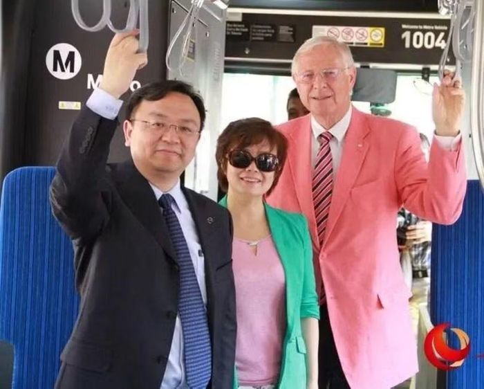 Hai vợ chồng Vương Truyền Phúc - Lý Kha trải nghiệm đi xe bus điện. Ảnh: Toutiao.