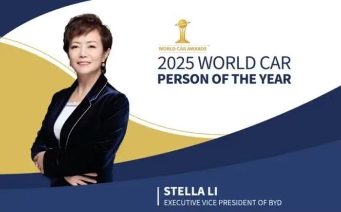 Bà Lý Kha được trao giải Nhân vật xe hơi năm 2025. Ảnh: Sohu.