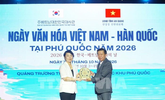 Lãnh đạo Sở Du lịch tỉnh An Giang tặng quà cho bà Park Chan A, Bí thư thứ nhất Đại sứ quán Hàn Quốc tại Việt Nam, kiêm Giám đốc Trung tâm Văn hóa Hàn Quốc. Ảnh: Văn Sĩ - TTXVN
