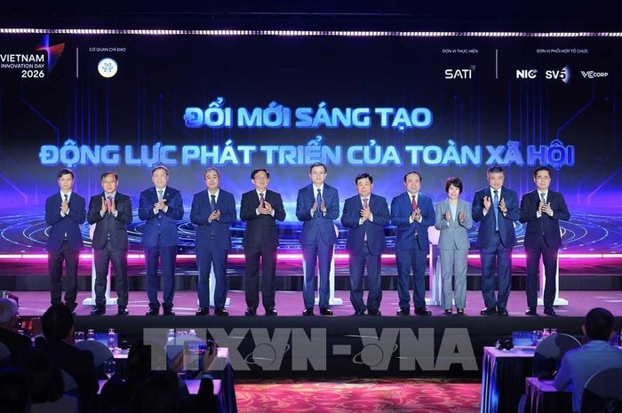 PGS.TS Đoàn Minh Huấn, Uỷ viên Bộ Chính trị, Giám đốc Học viện Chính trị Quốc gia Hồ Chí Minh, Phó Thủ tướng Hồ Quốc Dũng cùng lãnh đạo các bộ, ban, ngành phát động Ngày hội Đổi mới sáng tạo Quốc gia năm 2026. Ảnh: Hoàng Hiếu - TTXVN