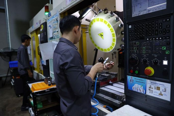 Sản xuất các sản phẩm cơ khí chính xác tại Công ty Yumoto Việt Nam (vốn đầu tư Nhâtj Bản) tại KCN Tân Kim, xã Cần Giuộc, Tây Ninh. Ảnh: Huy Hùng - TTXVN