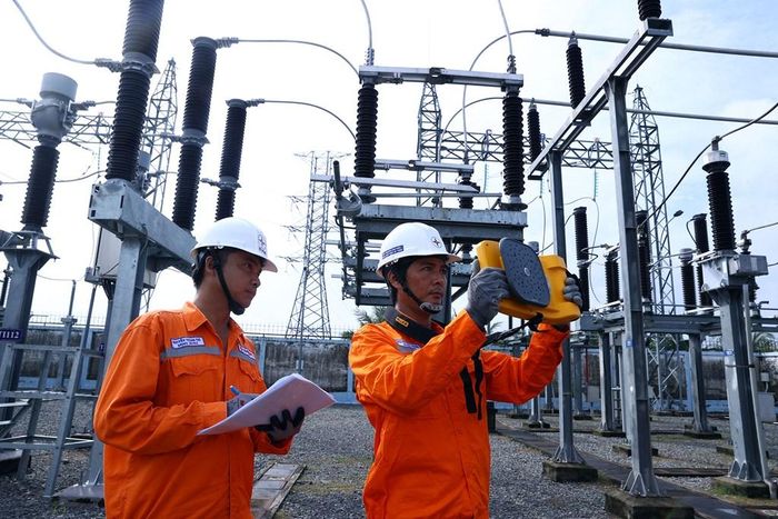 Công nhân Điện lực Cần Giuộc (PC Tây Ninh) kiểm tra hệ thống điện tại TBA 110 kV Cần Giuộc. Ảnh: Huy Hùng - TTXVN 