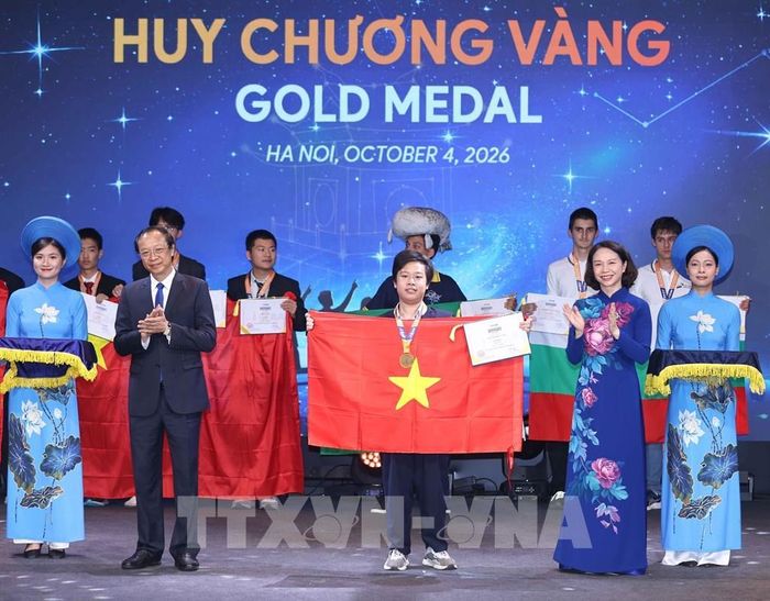 Học sinh Việt Nam nhận Huy chương Vàng. Ảnh: Thanh Tùng - TTXVN