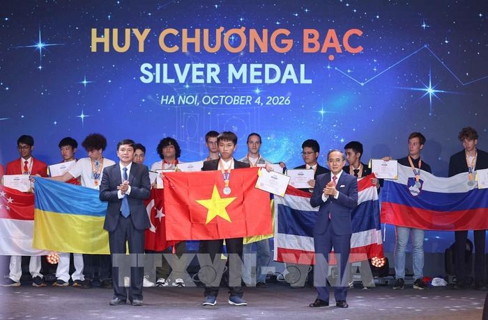 Ban tổ chức trao Huy chương Bạc cho thí sinh đạt giải. Ảnh: Thanh Tùng - TTXVN 