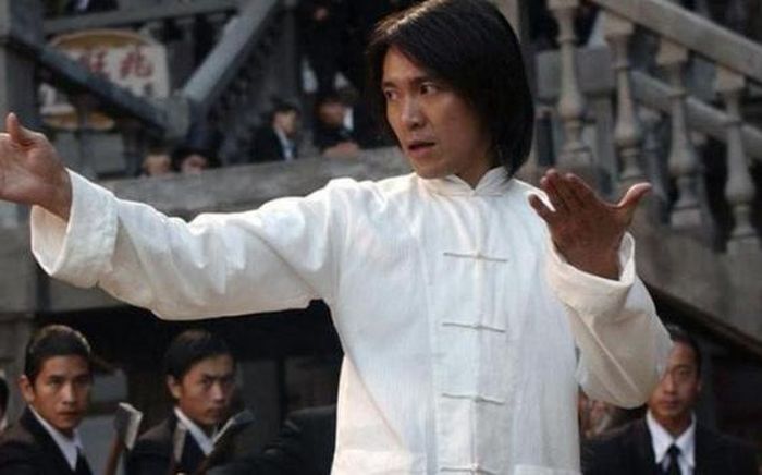 Châu Tinh Trì trong Tuyệt Đỉnh Kung Fu, một trong những tác phẩm nổi bật của ông ở cả vai trò diễn viên và đạo diễn.