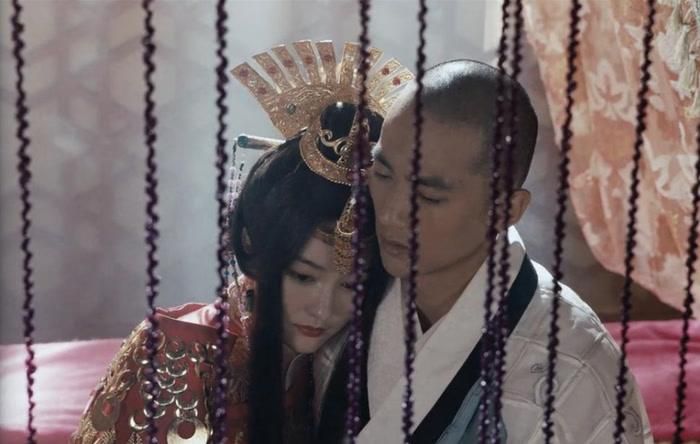 Mối tình giữa Mộng Cô và Hư Trúc bắt đầu từ một cuộc gặp gỡ bất ngờ, khi cả hai cùng bị cuốn vào không gian đặc biệt dưới hầm băng.