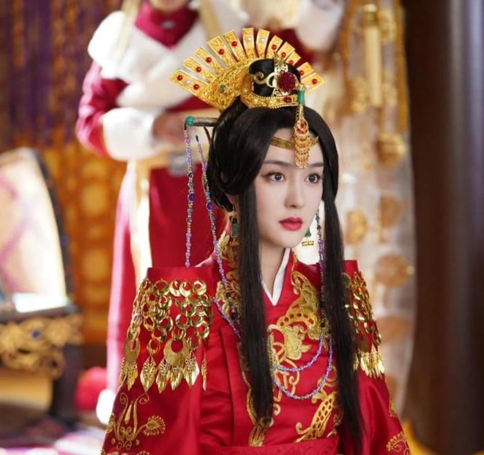 Từ một cô gái dịu dàng, Mộng Cô về sau trở thành công chúa Tây Hạ với địa vị và cách ứng xử ngày càng thể hiện rõ sự sắc sảo.