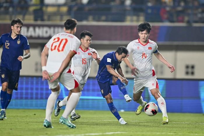 Tuyển Việt Nam đối diện nguy cơ bị FIFA trừ điểm nặng nếu thua Malaysia. Ảnh: FAT