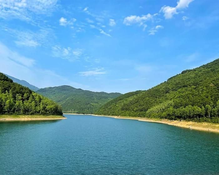 Làn nước trong xanh ở hồ Xạ Hương. Ảnh: Sưu tầm