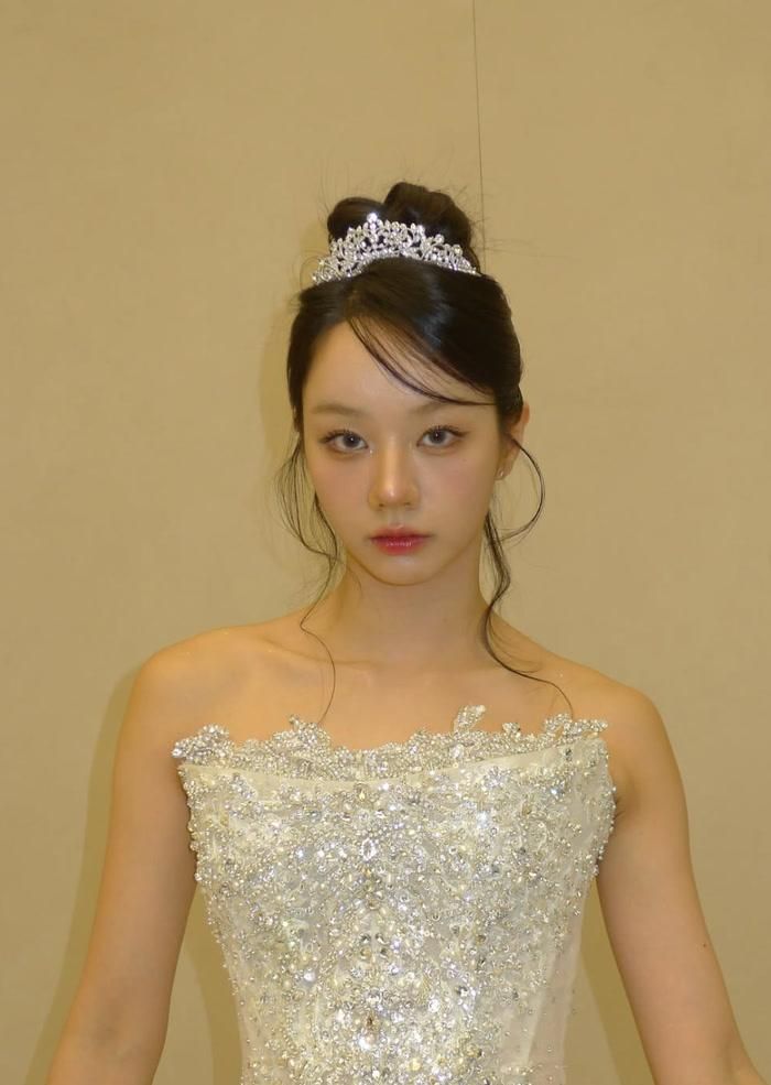 Hyeri khiến người hâm mộ không khỏi xuýt xoa khi xuất hiện trong chiếc váy trắng đính kết cầu kỳ.