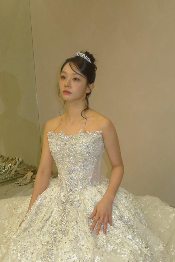Kiểu tóc được búi cao kết hợp cùng chiếc vương miện sáng lấp lánh càng làm nổi bật diện mạo tựa công chúa trong truyện cổ tích của Hyeri.