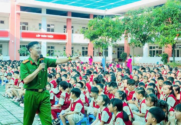 Công an phường Bình Dương (TPHCM) tuyên truyền kiến thức pháp luật và kỹ năng phòng, chống ma túy, tệ nạn xã hội và thuốc lá điện tử cho học sinh.