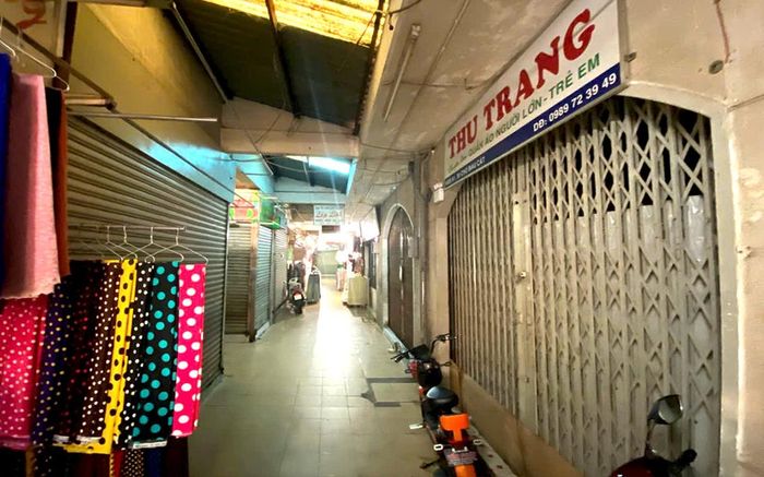 Sự tiện lợi của thương mại điện tử và siêu thị đã kéo theo cảnh đìu hiu nghiêm trọng tại chợ truyền thống, khiến hàng loạt sạp hàng bị đóng cửa bỏ trống