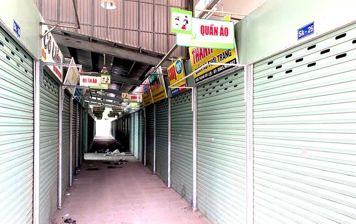 Khung cảnh đìu hiu đến ngỡ ngàng, nếu không có những tấm biển hiệu phía trên, khó ai hình dung đây từng là không gian mua bán nhộn nhịp