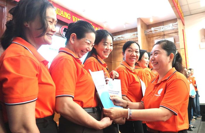 Bà Nguyễn Thị Thanh Tuyền, Phó Chủ tịch Ủy ban MTTQ Việt Nam phường, Chủ tịch Hội LHPN phường Tam Bình, TPHCM trao quyết định thành lập chi hội phụ nữ có 100% hội viên tham gia bảo hiểm y tế.