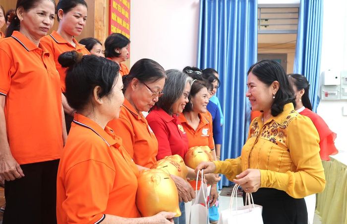 Bà Thái Mĩ Diện,  Phó Bí thư Đảng ủy phường Tam Bình (bìa phải) trao heo đất cho các chi hội để tham gia mô hình “Nuôi heo đất – Trao yêu thương”.