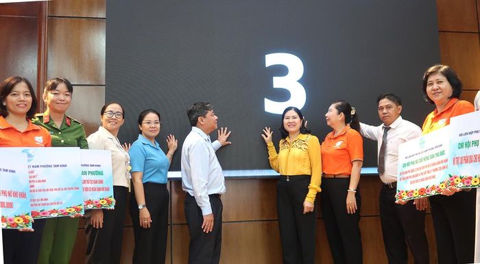 Hội LHPN phường Tam Bình phát động “Tháng cùng phụ nữ hành động” năm 2026 và các chi hội đăng ký nhiều công trình phần việc hưởng ứng phong trào thi đua. 