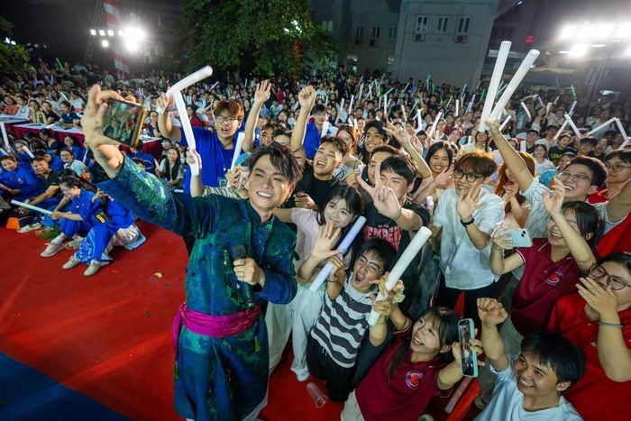 Tuấn Cry "cháy" cùng các sinh viên của Học viên Y - Dược học Cổ truyền Việt Nam