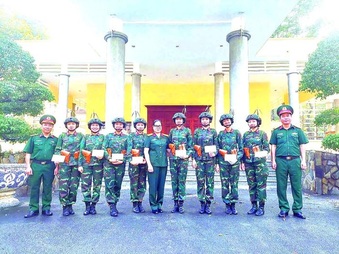 Thượng tá Dương Thị Bé (giữa) thăm hỏi, động viên cán bộ, chiến sĩ tham gia thực hiện nhiệm vụ A50 tại TP Hồ Chí Minh