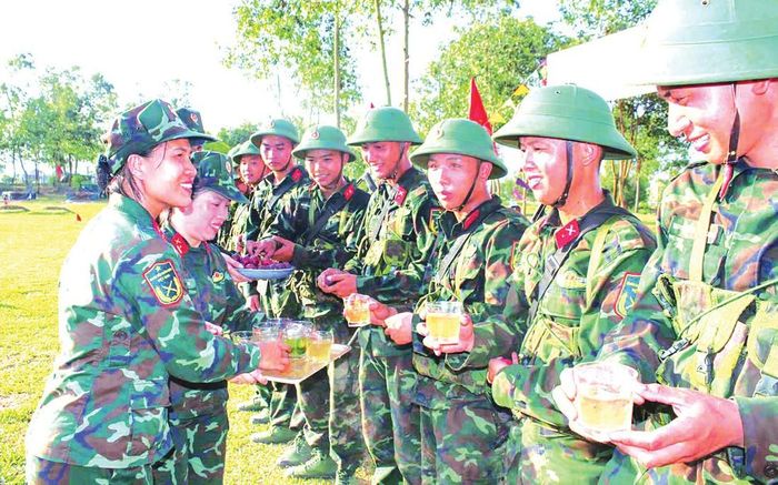 Cán bộ, hội viên phụ nữ Quân đoàn 12 mang “Bát nước thao trường” tới tiếp sức cán bộ, chiến sĩ trong giờ huấn luyện