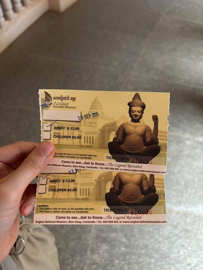 :Khi tham quan Angkor National Museum, du khách phải gửi túi, balo, bỏ mũ và không được quay phim, chụp ảnh. Bảo tàng lưu giữ lượng tư liệu phong phú về lịch sử, văn hóa và kiến trúc Khmer, giúp du khách hiểu thêm về những ngôi đền cổ ở Campuchia