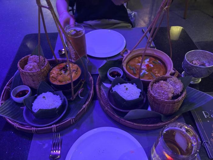 Chị ly thưởng thức bữa tối tại Robam Pub Street
