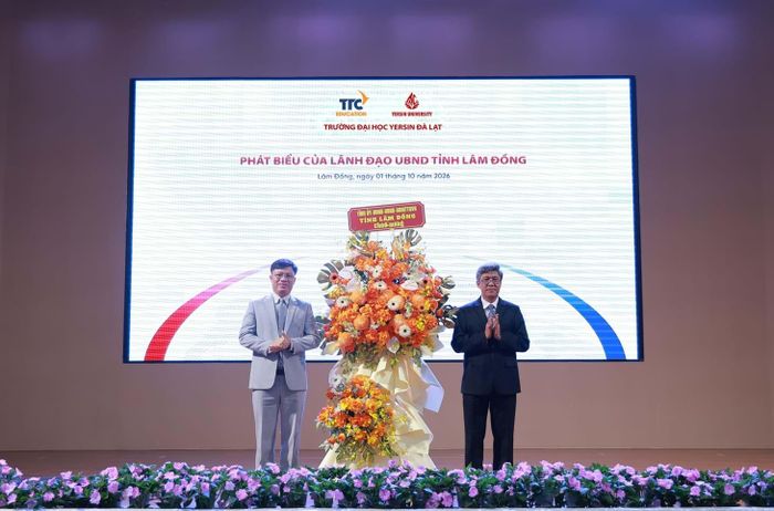 Tỉnh ủy, UBND tỉnh Lâm Đồng trao hoa chúc mừng lễ khai giảng năm học 2026 - 2027 của YersinUni