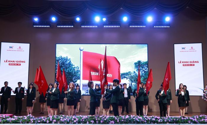 Nghi thức trao cờ truyền thống của YersinUni