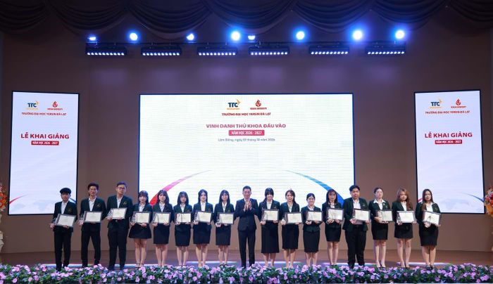 Vinh danh thủ khoa đầu vào cho tân SV khóa 23