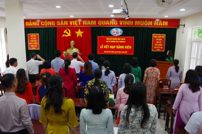 Lễ kết nạp Đảng cho quần chúng ưu tú Lê Thị Diệu Hoàng.