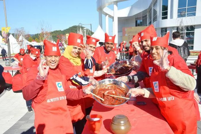 Mọi người làm tương ớt trong khí vô cùng vui vẻ. Ảnh: Fnnews
