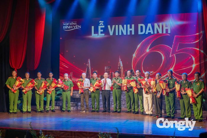 Ông Trần Văn Bảy - Phó Chủ tịch UBND TP.HCM vinh danh lãnh đạo và nguyên lãnh đạo PCCC &CNCH, Công an TP.HCM qua các thời kỳ.