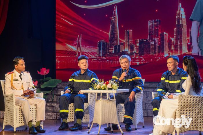 Cán bộ, chiến sĩ giao lưu tại chương trình.