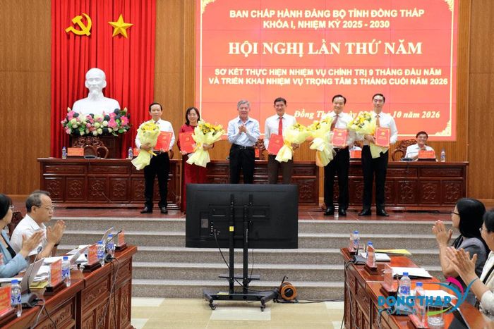 Ủy viên Trung ương Đảng, Bí thư Tỉnh ủy Đồng Tháp Ngô Chí Cường trao quyết định, tặng hoa chúc mừng (Ảnh: Trần Thi)