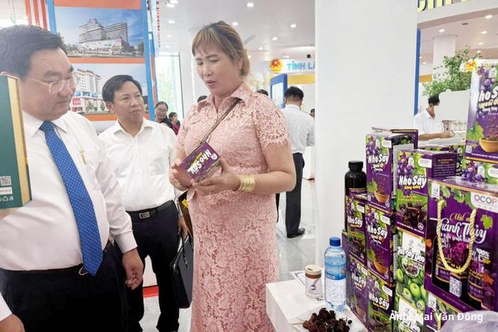 Bà Nguyễn Thị Diễm Hồng, Giám đốc Công ty TNHH Thương mại và Dịch vụ Vườn nho Thanh Thủy giới thiệu sản phẩm nho Thanh Thuỷ với lãnh đạo tỉnh Khánh Hoà tại Diễn đàn trao đổi, chia sẻ kinh nghiệm phát triển sản phẩm OCOP năm 2026.