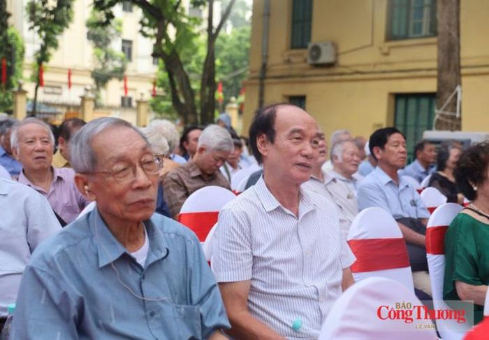 Đông đảo các thế hệ cán bộ, nhà khoa học, chuyên gia ngành Địa chất Việt Nam tham dự buổi gặp mặt.