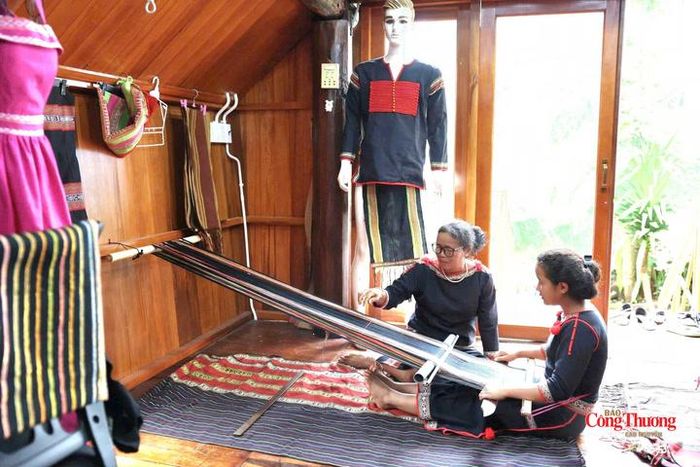 Bà H’Yam hướng dẫn người trẻ trong buôn dệt thổ cẩm.