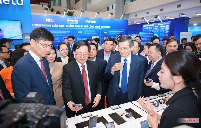 Ông Đoàn Minh Huấn, Giám đốc Học viện Chính trị quốc gia Hồ Chí Minh; ông Hồ Quốc Dũng, Phó Thủ tướng Chính phủ và các đại biểu tham quan triển lãm trong khuôn khổ sự kiện.